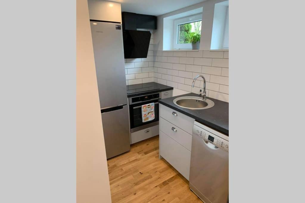Nyrenoverat Kaellarlaegenhet Apartman Ljungskile Kültér fotó